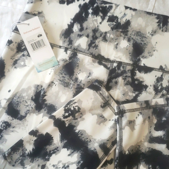 π·BALANCE COLLECTION - 25" White Tie-Dye Smoky 7/8 Compression Legging - Size XL - Picture 5 of 5